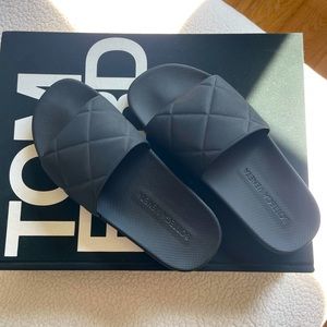 Black Bottega Veneta pool slides